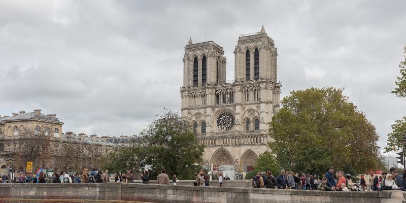 Facade ouest de la Cathédrale Notre-Dame de Paris avec ses deux tours emblématiques et sa rosace centrale avant 2019